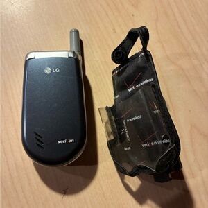 LG Flip Phone with Verizon Branding - Blue